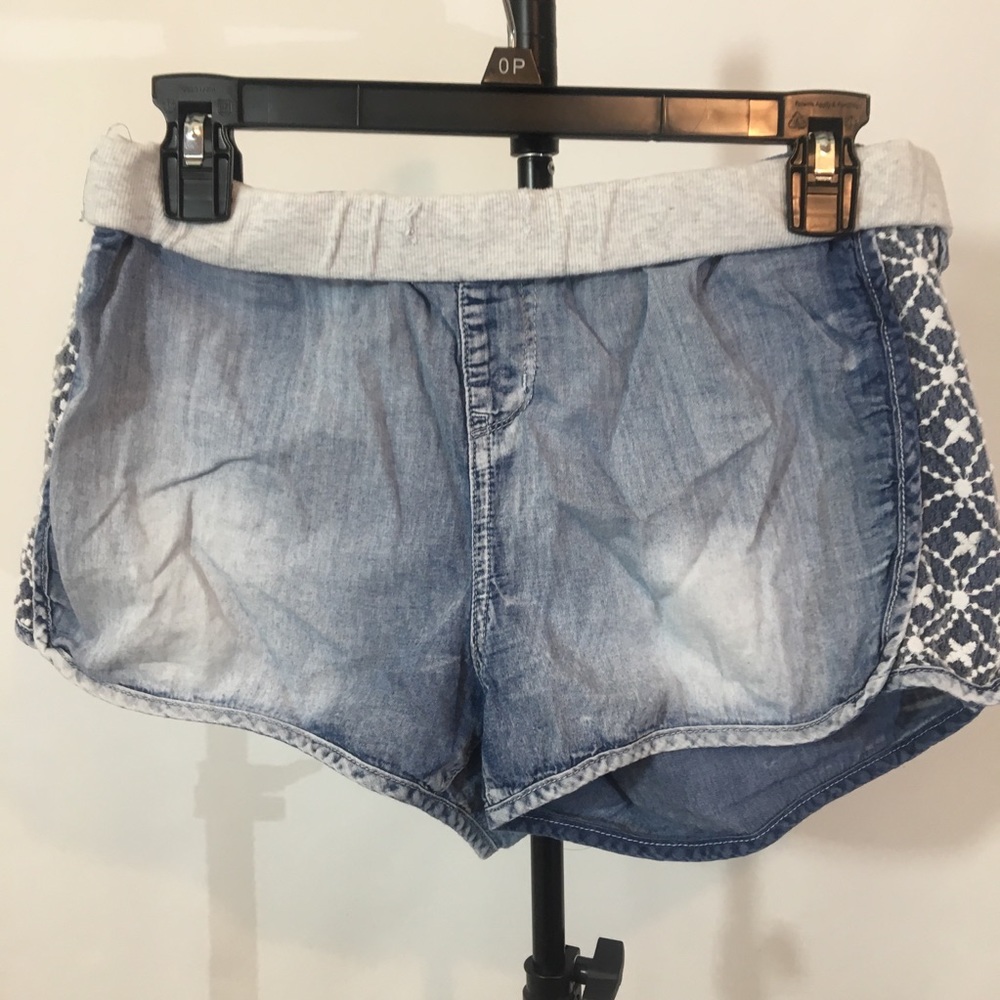 Juniors lt denim & lace shorts Sz L -B2